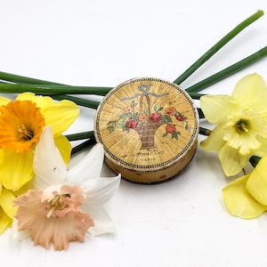 Antike französische Gesichtspuderbox, Houbigant Paris, En Visite, Korb mit Blumen, Boudoir Sammler antike Gesichtspuder Pappschachtel