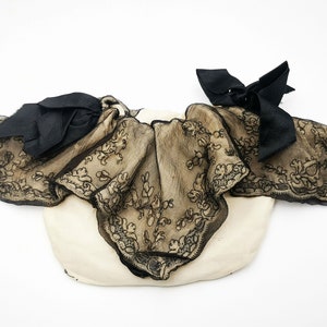 Antique French drawsting bag / purse in pale beige silk with net lace & black silk chiffon, black silk ribbon bows ornaments, flappers' era