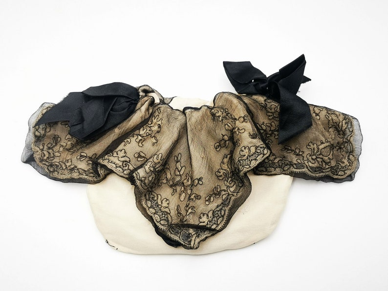 Antique French drawsting bag / purse in pale beige silk with net lace & black silk chiffon, black silk ribbon bows ornaments, flappers' era