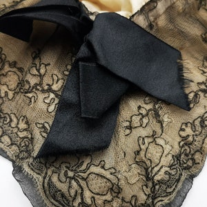 Antique French drawsting bag / purse in pale beige silk with net lace & black silk chiffon, black silk ribbon bows ornaments, flappers' era