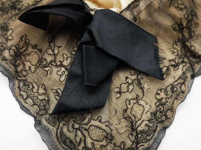 Antique French drawsting bag / purse in pale beige silk with net lace & black silk chiffon, black silk ribbon bows ornaments, flappers' era