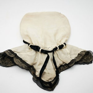 Antique French drawsting bag / purse in pale beige silk with net lace & black silk chiffon, black silk ribbon bows ornaments, flappers' era