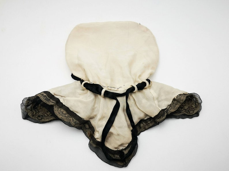 Antique French drawsting bag / purse in pale beige silk with net lace & black silk chiffon, black silk ribbon bows ornaments, flappers' era