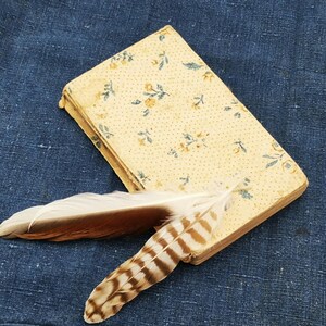 Antico Libro Italiano datato 1796, contenuto religioso, rivestito con carta Domino stampata a mano, decoro a puntini e mazzolini di fiori