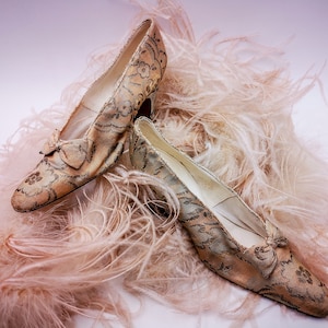 Antique Italian Lady&#39;s shoes, floral design lamè silk, signed by famous manufactury of luxury footware Gio Cappa, with provenance
