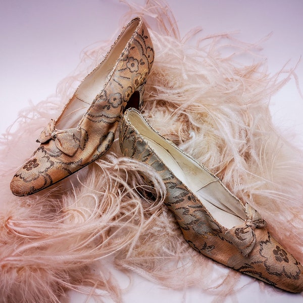 Antique Italian Lady's shoes, floral design lamè silk, signed by famous manufactury of luxury footware Gio Cappa, with provenance