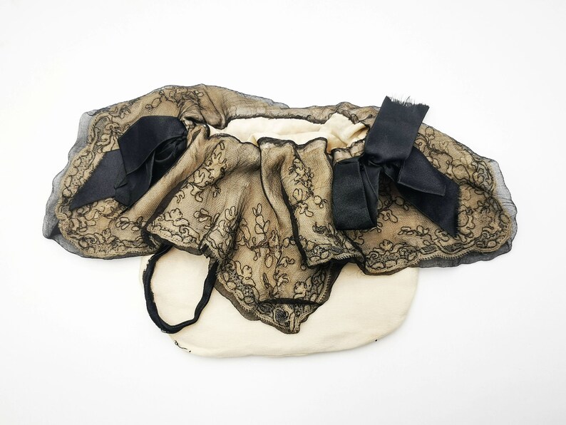 Antique French drawsting bag / purse in pale beige silk with net lace & black silk chiffon, black silk ribbon bows ornaments, flappers' era