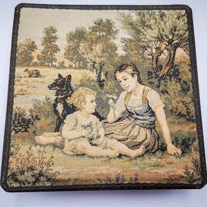 Antica scatola francese con tappezzeria e passamaneria metallica, scena bucolica con madre e bambino, scatola da boudoir francese primo 900