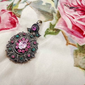 Medallón ovalado francés antiguo, colgante de medallón de apertura de filigrana de color plateado con pedrería rosa y verde, medallón / medallón de principios de 1900