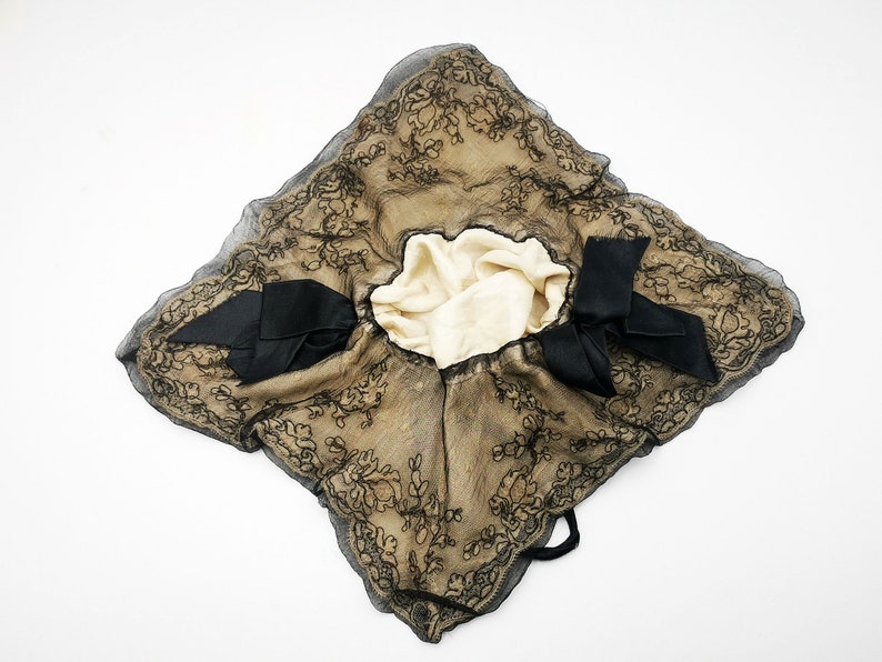 Antique French drawsting bag / purse in pale beige silk with net lace & black silk chiffon, black silk ribbon bows ornaments, flappers' era