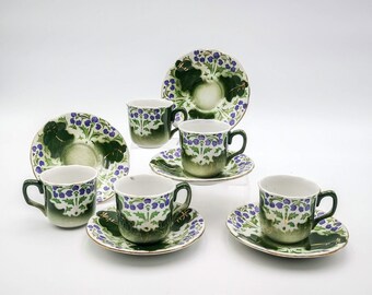 Tasses à café et soucoupes en Français en pierre de fer antique, fleurs Art Nouveau en vert et violet, dorures, tasses et soucoupes signées Choisy Le Roi