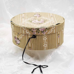 Antica scatola francese in cartone, scatola ovale rivestita con antica carta da parati, scatola francese vintage decoro rose viola