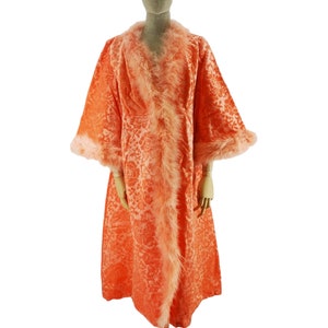 Vintage robe for woman, Italian origin, dating to 1960s in salmon color velvet with devorè floral motif, edged with ostrich feathers, size L.