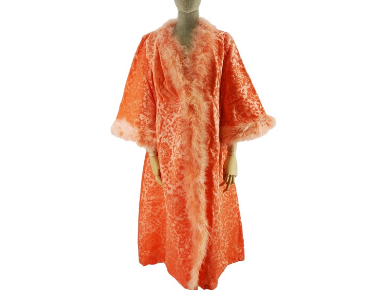 Vintage robe for woman, Italian origin, dating to 1960s in salmon color velvet with devorè floral motif, edged with ostrich feathers, size L.