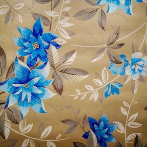Antica carta da parati francese fondo beige, grandi fiori azzurri in stile Art Decò, epoca circa anni '40, carta da parati d'epoca Art Decò