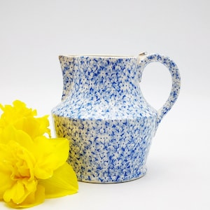 アンティークのフランス製陶器の水差し、全体に小さな花の青い転写装飾、サルグミーヌ ペルス、希少な収集価値のある水差し