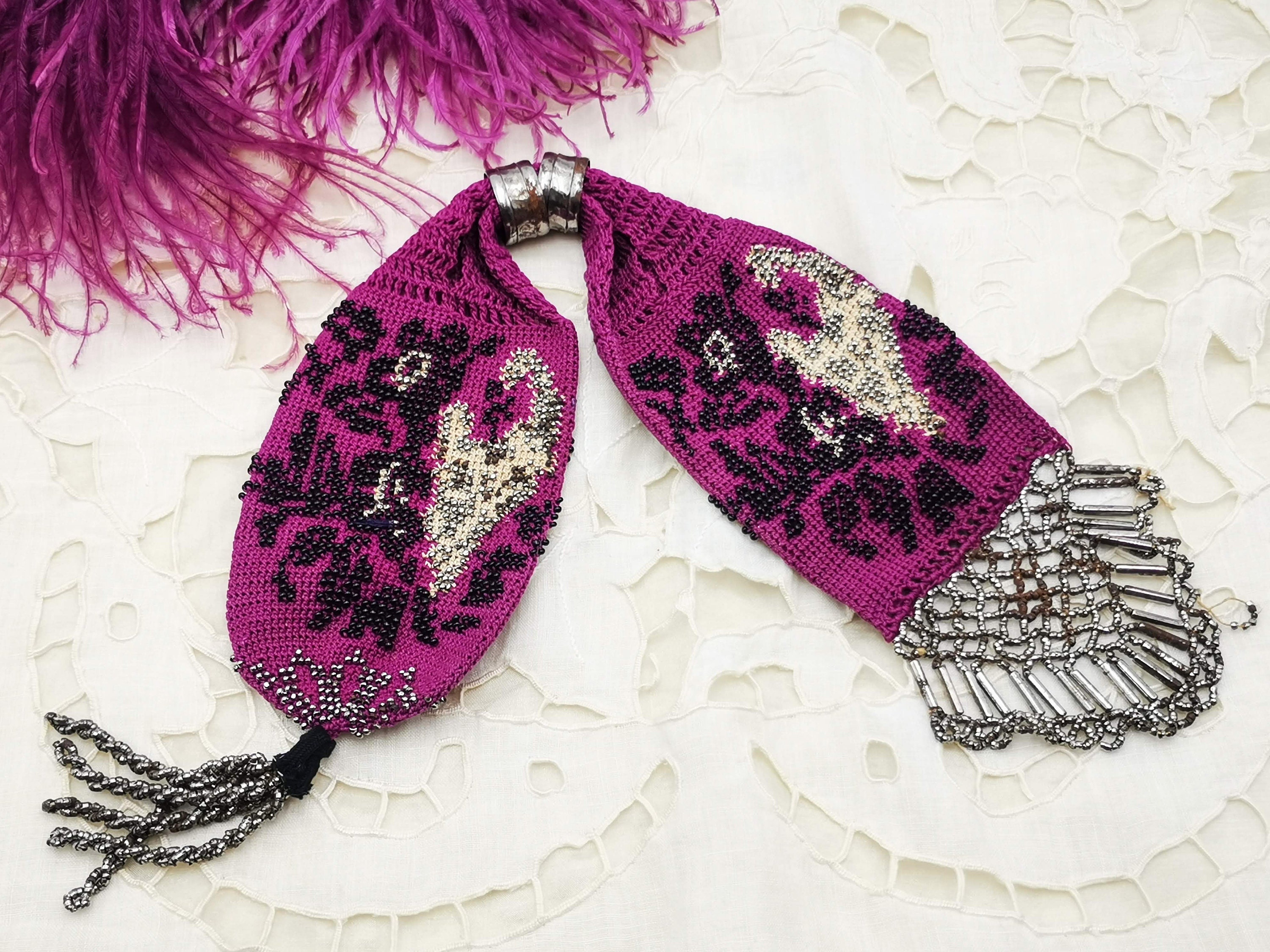 マイザーパース 刺繍編み込み　1800年代初期　イギリス　メタルビーズ マイザーパース 赤と緑の刺繍編み 1900年頃 フランス