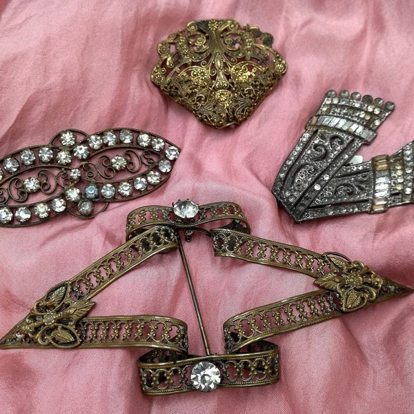 Lotto di antiche fibbie e spilla da foulard, metallo dorato, filigrana e strass, fibbie per abiti d'epoca, accessori abiti antichi primo 900