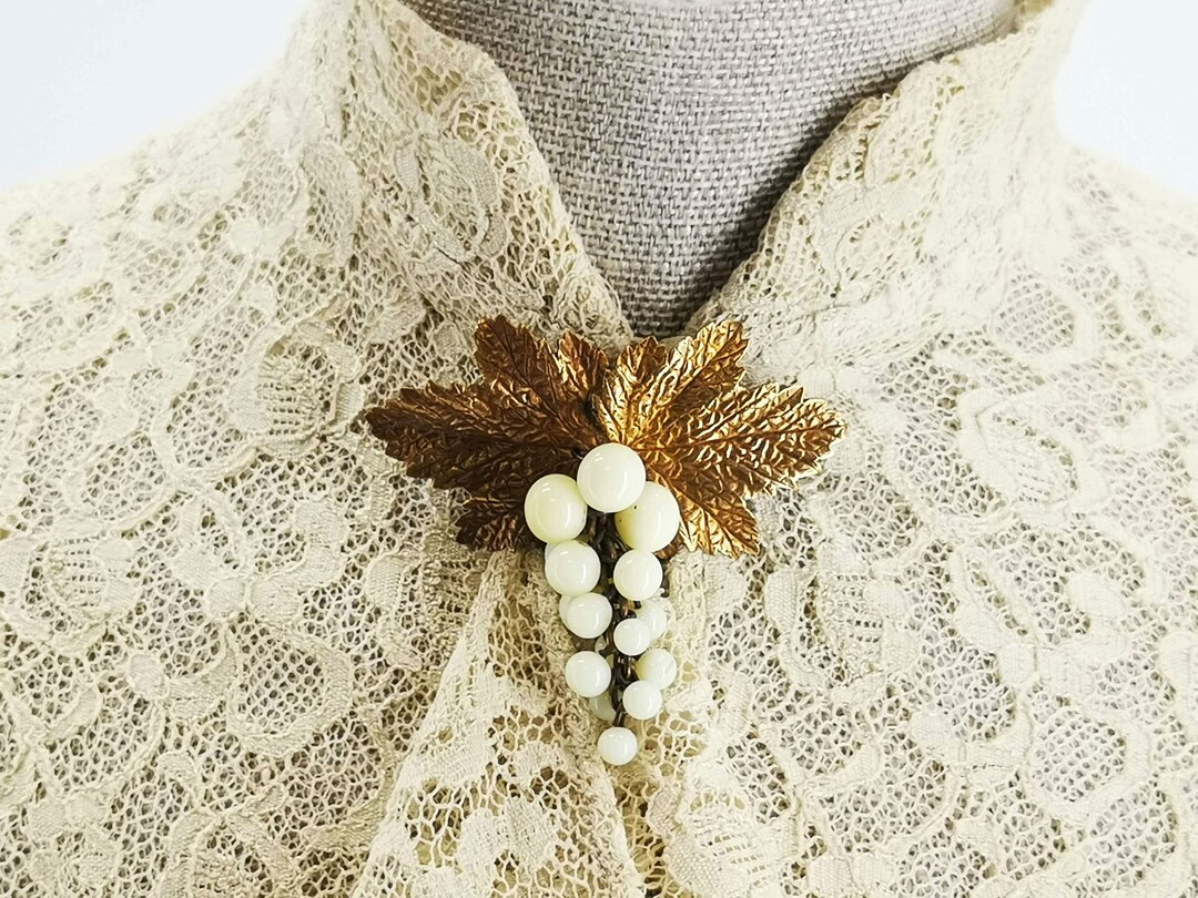 Sold at Auction: ANNÉES 1910 BROCHE GUIRLANDE PERLE FINE A natural pearl, diamon