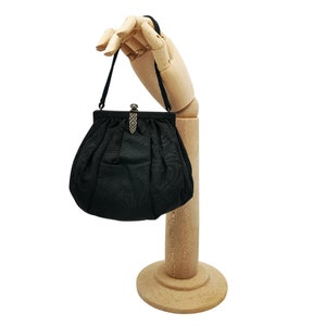Bolsa de seda antiga, bolsa de noite de seda moiré preta da era Art Déco com fecho de marcassita, bolsa elegante melindrosa