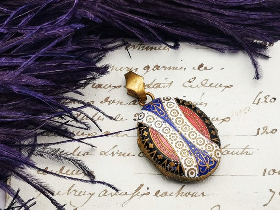 Antique French oval locket, enameled opening meda… - image 1