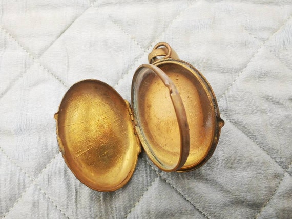Antique French oval locket, enameled opening meda… - image 9