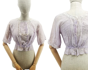 Blusa antigua francesa de batista de la época eduardiana, con inserciones de encaje lavanda pálido.