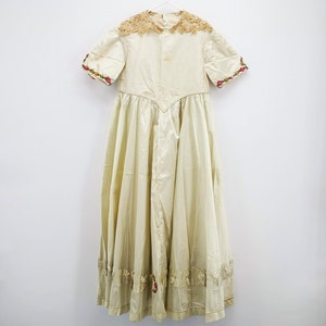 Antico abito da bambina, abito da bambina epoca circa 1845, abito in seta prima epoca Vittoriana con applicazioni ghirlande rose ribbon work