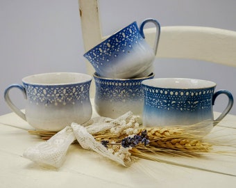 Tasses anciennes Français céramique, tasses à thé avec décor en dentelle au pochoir sur base bleu clair, ensemble de 4 tasses Digoin Sarreguemines, tasses à thé à collectionner