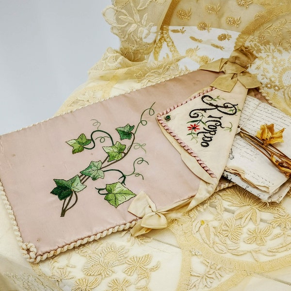 Boudoir italien antique HANKY-CASE, soie rose pâle, broderie à la main avec feuilles de lierre & mot Ricordo, nœuds de ruban de soie rose