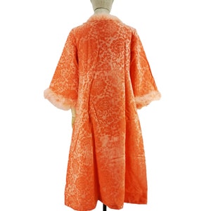 Vintage robe for woman, Italian origin, dating to 1960s in salmon color velvet with devorè floral motif, edged with ostrich feathers, size L.