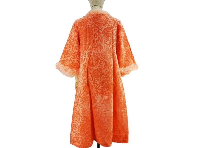 Vintage robe for woman, Italian origin, dating to 1960s in salmon color velvet with devorè floral motif, edged with ostrich feathers, size L.