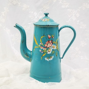 Belgische geëmailleerde koffiepot, geëmailleerde koffiepot, lichtblauw, handgeschilderde klaprozen, madeliefjes &spikes, blauwe koffiepot Saint Servais