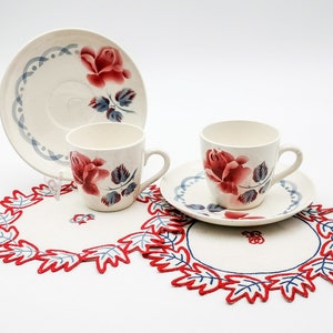 Antike französische Keramik Kaffeetasse mit Untertasse Digoin Sarreguemines Modell Cannes, rote Rosen Dekor, 1 Set vintage französische Kaffeetasse & Untertasse