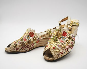 Vintage sandals, antique Chinese women's sandals in silk with embroideries and wedge heel, embroidered sandals dating 1920's-30's