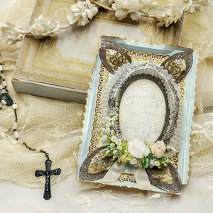 Antique German paper dentelle and die cut chromo Baptism Carte souvenir, dans sa boîte d’origine, antique Baptême papier souvenir dentelle début des années 1900