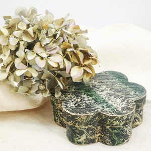 Antica scatola italiana a forma di fiore, scatola rivestita in carta marmorizzata, scatola da convento, scatola da collezione primi '800