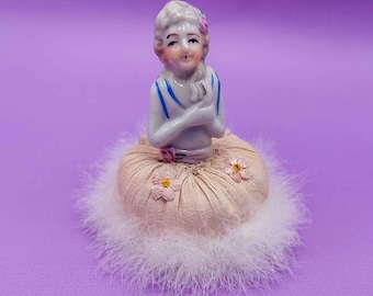 Antico piumino da cipria in piuma di cigno con manico in porcellana a forma di damina stile Marie Antoinette, epoca anni '20, stile boudoir