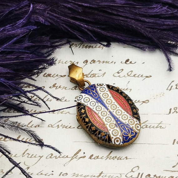 Antique French oval locket, enameled opening meda… - image 3