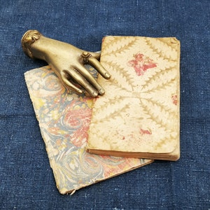 Set di 2 antichi libricini, rivestiti in carta Domino e in carta marmorizzata, epoca prima metà 1800