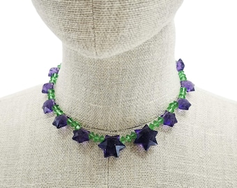 Gargantilla vintage estilo boho de los años 30 con cuentas de estrella moradas y cristales verdes