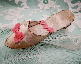Antique French damask silk wall pocket shaped as a slipper, oyster color silk & pink ribbon bows, boudoir slipper wall pocket, early 1900's