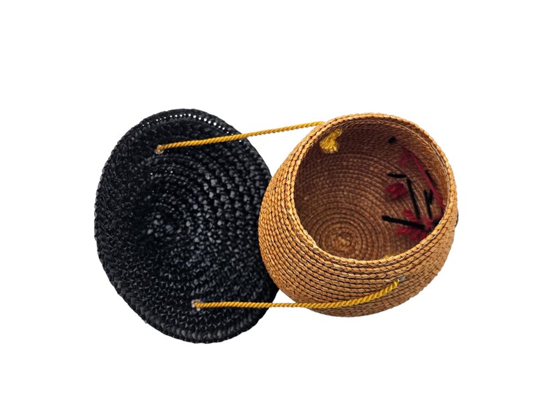 Interior view of vintage 1940s straw novelty bag