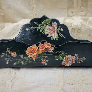 Antiguo soporte de peine para colgar en la pared del tocador francés o estante de cartas antiguas, papel maché negro con rosas rosas en estilo Catherine Klein