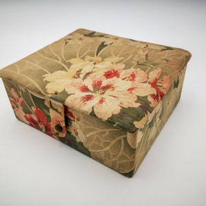 SCATOLA FRANCESE rivestita in Tessuto stile Boudoir, Antica scatola francese in tessuto con fiori Art Nouveau, scatola vintage primo '900