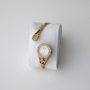 Montre à quartz vintage manchette en or avec détails en diamants - Bijoux tendance de la marque Azur
