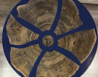 Handwerklicher Blumenholz-Epoxidharz-Tisch, handgefertigter runder Beistelltisch aus Kobaltharz, einzigartige Nussbaummöbel, Statement Art Walnussplattendekor