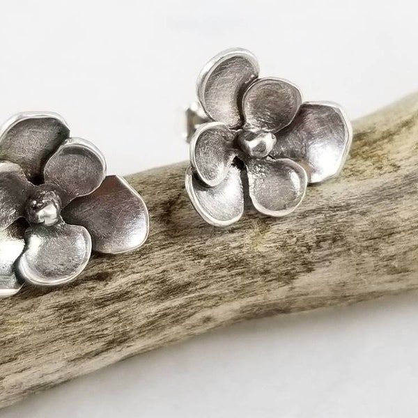 Zierliche Magnolien Ohrstecker aus Sterling Silber