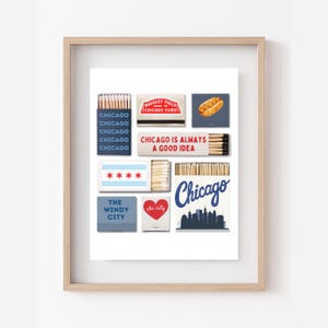 Pode incluir: Uma impressão emoldurada com vários designs de caixas de fósforos com temas de Chicago. Os designs incluem texto como "Chicago", "Wrigley Field" e "Chicago is Always a Good Idea". A obra de arte apresenta um horizonte e um coração.