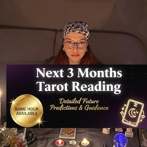 Peut inclure: Une personne portant des lunettes et un foulard à motifs est centrée devant une bannière qui dit "Next 3 Months Tarot Reading". La bannière comprend également le texte "Detailed Future Predictions & Guidance" et un emblème doré qui dit "Same Hour Available."
